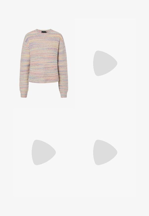 Sweter w pastelowe paski z teksturowanej dzianiny. Oferuje okrągły dekolt, długie rękawy i luźny krój. Kolory to różowy, niebieski i kremowy.; Biała bluzka peplum z teksturowanej tkaniny, krótkimi bufkami, okrągłym dekoltem i zapięciem na sznurek z tyłu. Subtelny falisty wzór na całej powierzchni.; Spodnie dżinsowe o szerokich nogawkach w ciemnoszarym denimie. Posiadają pięć kieszeni, zapięcie na guzik oraz subtelne przetarcia na materiale. Klasyczne wykończenia szwów.; Brązowy zamszowy botek sięgający kostki z fakturowaną cholewką, elastycznymi panelami bocznymi i grubą gumową podeszwą z wyraźnym wzorem bieżnika.; Even&Odd - Torebka