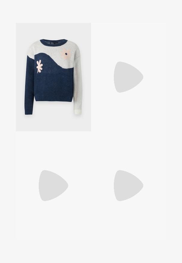 Suéter de punto en navy y gris claro con patrón de olas, diseño floral en rosa y negro, cuello redondo, puños y dobladillo acanalados.; Vaqueros de mezclilla azul con un corte recto, cinco bolsillos, cierre frontal con botón y costuras sutiles. Diseño limpio con un lavado medio.; Zapatos planos negros con un pequeño lazo en la punta, combinados con medias de punto en marrón oscuro. Los zapatos tienen una textura suave y un perfil bajo.; Top corto de canalé gris y falda de tiro alto verde oliva. La modelo sostiene un bolso de hombro blanco con detalles recortados. Diseño simple, silueta ajustada.