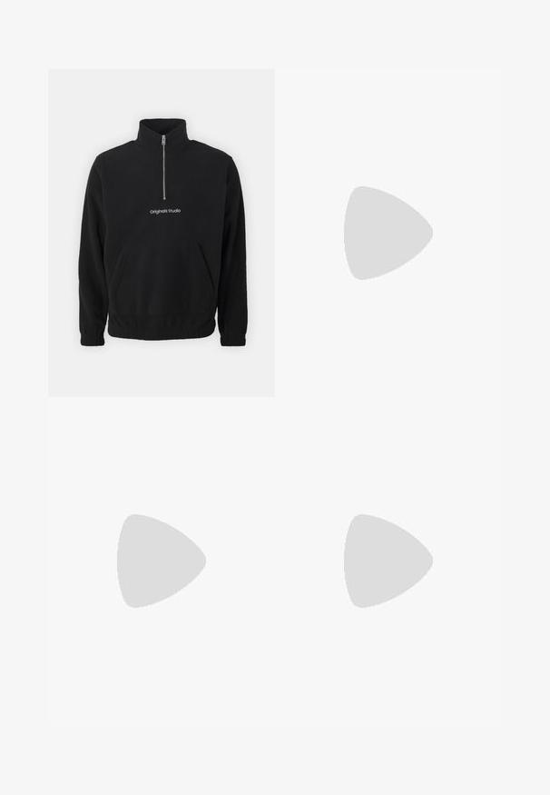 Pullover di pile nero con colletto alto e zip frontale a metà. Presenta una tasca anteriore a marsupio e il logo ricamato "Originals Studio".; Maglietta bianca in cotone con maniche corte, scollatura rotonda, vestibilità comoda e senza loghi o motivi visibili. Texture liscia e design minimale.; Jeans in denim blu chiaro con vestibilità dritta, caratterizzati da strappi consumati sui ginocchi e un classico design a cinque tasche.; Mocassino in pelle nera con texture liscia, punta appuntita e una fascia decorativa sul collo del piede. Suola leggera, design minimale.