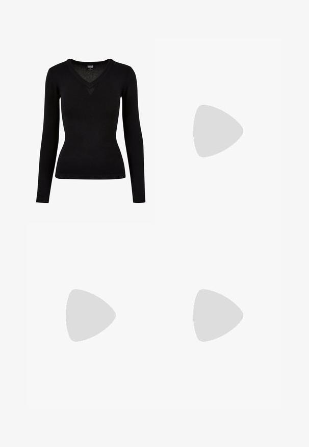 Schwarzer V-Ausschnitt-Pullover aus glattem Strickmaterial. Mit langen Ärmeln, gerippten Säumen und einer taillierten Silhouette. Einfaches Design ohne Muster.; Schwarzes Baumwoll-Tanktopp mit rundem Ausschnitt, breiten Trägern und figurbetontem Schnitt. Mit dem weißen Markenlabel versehen.; Cargo-Hosen in Camouflage-Muster mit Grüntönen und Grau, elastischem Bund mit Kordelzug und zwei Seitentaschen.; Schwarze Knöchelstiefel aus strukturiertem Leder mit spitzer Spitze, silberner Hardware, einem geflochtenen Riemen und einem gestapelten Absatz.