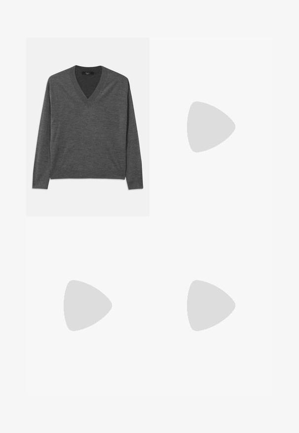 Maglione grigio a V con maniche lunghe, realizzato in materiale morbido. Presenta un orlo e polsini a coste, texture uniforme senza motivi.; T-shirt bianca a maniche corte e scollo rotondo con vestibilità slim, esposta piatta su uno sfondo bianco.; Jeans a gamba larga blu chiaro con vita alta, due tasche anteriori, chiusura con zip e cravatta in tessuto in vita. Texture denim classica.; Sneaker bassa in suede marrone con accenti crema, superficie texture, suola in gomma nera e logo ricamato sul lato e sulla linguetta.; Occhiali da sole neri oversize con lenti ovali, montatura in plastica liscia e accenti dorati sulle tempie. Le lenti scure offrono protezione dal sole.; Set di borse intrecciate di colore crema, composto da una borsa più grande con una maniglia rotonda e una pochette più piccola con tracolla, entrambe con una texture uniforme.