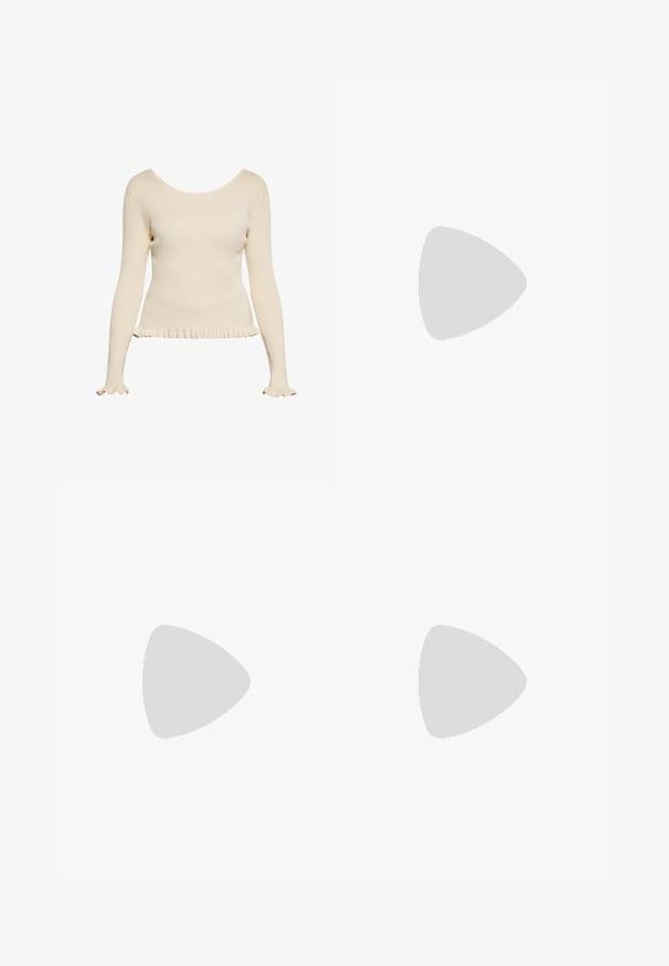 Top de manga larga ribeteado beige con escote redondeado y dobladillo con volantes. Presenta mangas ajustadas con extremos acampanados y una tela texturizada.; Minifalda de mezclilla en beige claro, con cintura alta, dos bolsillos delanteros y acentos de botón en bronce. Textura suave y diseño sencillo.; Zapato de tacón de charol marrón con punta cuadrada, patrón texturizado de cocodrilo, tira al tobillo con hebilla dorada y tacón ancho.; Bolso bandolera de cuero marrón con forma curvada, herrajes dorados y un acento de hebilla. Incluye una correa de hombro desmontable.