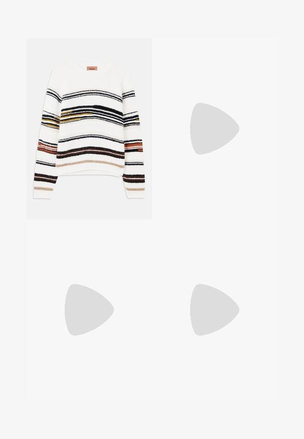 Kremowy sweter z poziomymi paskami w kolorach czarnym, złotym, pomarańczowym i brązowym. Wykonany z miękkiego, fakturowanego dzianiny z okrągłym dekoltem.; Beżowy sweter i pasujące szerokie spodnie, wykonane z miękkiego materiału. Posiada okrągły dekolt, opuszczone ramiona i boczne kieszenie.; Brązowe i burgundowe sneakersy wykonane z zamszu i siateczkowych materiałów, z trzema kremowymi paskami, teksturowanym materiałem na języku i gumową podeszwą.; Okulary przeciwsłoneczne z elegancką, czarną plastikową oprawką i żółtymi soczewkami, o wyraźnym kanciastym kształcie i szerokich zausznikach dla dodatkowej ochrony.; Denimowa scrunchie w niebieskich odcieniach z wzorem w kratę. Miękka faktura z marszczonymi krawędziami i elastycznym środkiem zapewniającym pewne trzymanie.