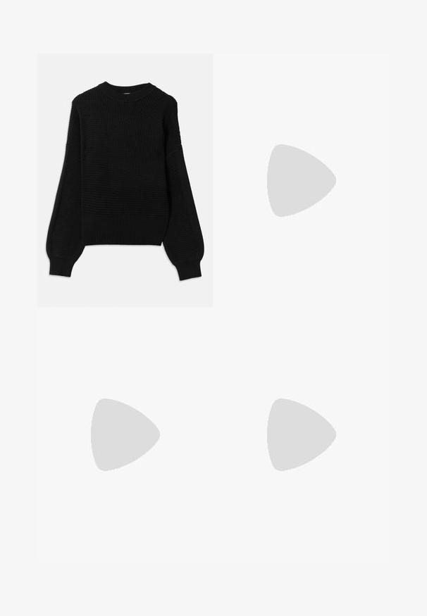 Schwarzer Pullover mit strukturiertem Strickmuster, geripptem Rundhalsausschnitt und übergroßen Ballonärmeln mit glatter Oberfläche.; Dunkelblaue Jeansbleistiftsrock mit einem Schlitz vorne, zwei Seitentaschen und einem normalen Taillenbund. Saubere Nähte und klassischer Schnitt ohne Verzierungen.; Schwarzer Leder Slingback-Schuh mit spitzem Zehenbereich, zwei verstellbaren Riemen und einem metallischen Absatz. Glatte Textur und minimalistisches Design.; Braune Lederhandtasche mit einzigartigem dreieckigem Faltendesign, Obergriff und abnehmbarem Schultergurt auf weißem Hintergrund.