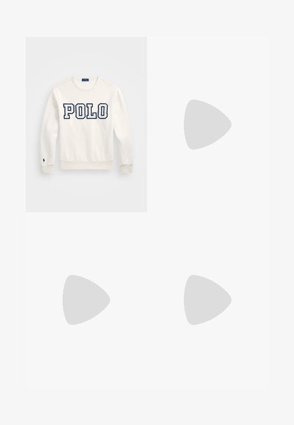 Sweatshirt branca com "POLO" em letras maiúsculas azul-marinho, gola redonda, mangas longas, punhos e bainha canelados, com um pequeno logótipo na manga esquerda.; Casaco de veludo cotelê azul-marinho com gola, fechamento frontal por botões, dois bolsos no peito e riscas verticais texturizadas.; Jeans de perna larga em denim preto desbotado, com costura visível, cinco bolsos e fecho de botão na cintura.; Os mocassins de couro preto apresentam uma costura elevada, duas tiras decorativas na parte superior e uma sola grossa e texturizada para maior aderência.