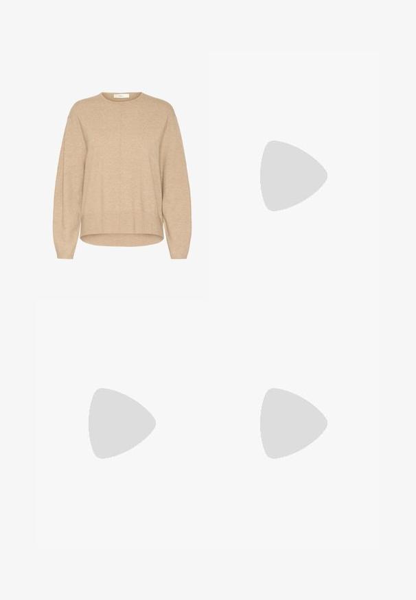 Beež kudumipusa, millel on ümmargune kaelus, pikad varrukad ja lõdva lõikega. Omab vertikaalseid õmbluseid ja kergelt kaardus allääret.; Mustad musträbaste püksid, mis on valmistatud siledast kangast, otse jala kujundusega, kahe esipocketiga ja lapitud ees, millel on vöökohad.; Birkenstock NAPLES WRAPPED LEVE TAUPEN - REGULAR - Tagant lahtised kingad - taupe; Pruunist kivikestast valmistatud käekott kahe käepideme ja väikese küljes oleva sildiga, millel on esiküljel diskreetne logo. Sile tekstuur ja kindel kuju.