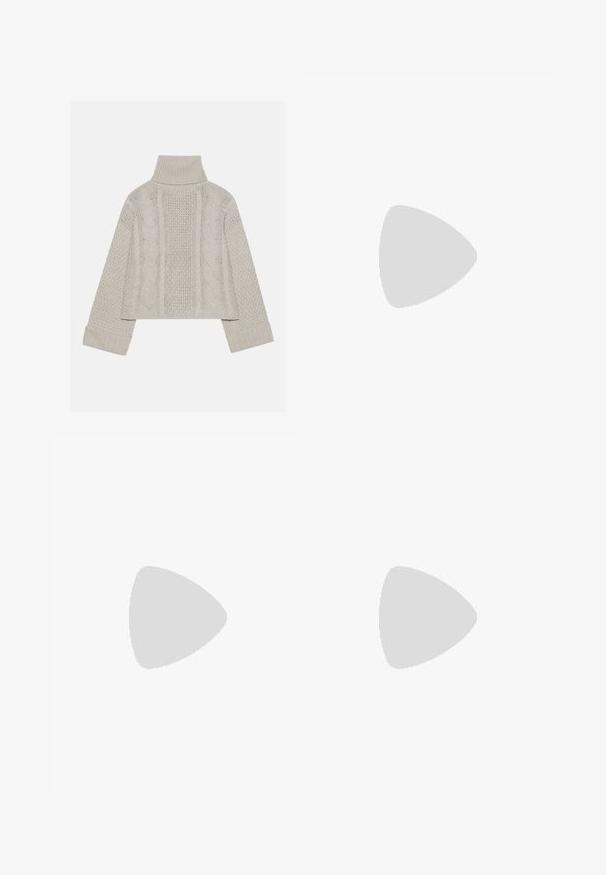 Pull en tricot gris clair, court, avec un col montant et des poignets côtelés, présentant des motifs en relief en câble sur le dos et sur les côtés.; Pantalons larges beige en tissu tricoté texturé, dotés d'une taille à cordon de serrage et d'une coupe décontractée.; Bottines en cuir blanc à bout rond, avec un laçage à l'avant et une fermeture éclair sur le côté. Semelle en caoutchouc épaisse et crantée avec un bord de couleur claire contrastante.; Boucles d'oreilles en argent avec un design rond et épuré, présentant une surface lisse et sans embellissements visibles. Diamètre non spécifié.