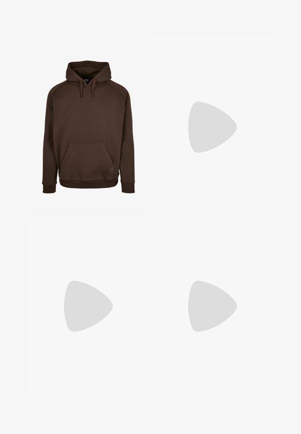 Brun hættebluse lavet af blødt materiale, med en frontlomme, ribbede nærme og kant. Glat tekstur med justerbare snore.; Tre hvide ribbede tanktops lavet af bomuld. Har en rund hals og små sorte mærker nær sømmen. Fås i flere størrelser.; Brune bukser lavet af slidstærkt stof, med lige ben-design, en standard talje og sidelommer for funktionalitet.; Sorte læder Chelsea støvler med elastiske sidepaneler og en struktureret gummisål, parret med lyseblå opfoldede denim jeans.
