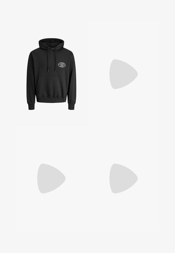 Zwarte pullover hoodie met een voorzak in kangoeroestijl en een klein wit ovaal logo op de linkerkant van de borst met de tekst "Jack & Jones Worldwide 1990."; Zwarte T-shirt met korte mouwen, gemaakt van katoen, met een verwasde afwerking en een witte geprinte "PUMA sports club" logo op de borst.; Olijfgroene plissébroek van soepel materiaal, met een knoopsluiting en een recht-model ontwerp. Geen zichtbare zakken.; Zwarte leren Chelsea-boot met elastische zijpanelen, ronde neus, trekriem, witte stiksels op de zool en een gestructureerde rubberen buitenzool.