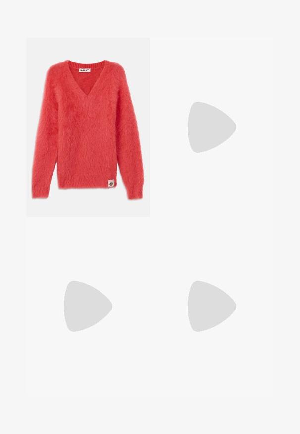 Koraļļu rozā V-veida džemperis ar brīvu, pūkainu tekstūru; garām piedurknēm; ribināts kakls; ar sānu zīmola uzšuvumu ar logo.; Tumši pelēkā pārklājuma svārki, kas izgatavoti no teksturēta auduma, ar pogu aizdari kreisajā pusē un asimetrisku apakšmali.; Melna ādas Mary Jane līdzena zābaku ar noapaļotu purngalu, kurā ir sudraba apaļie kniedes un regulējama siksniņa ar sprādzi.; Melnas ādas soma ar izliekta formu, apaļu augšējo rokturi un sudraba logo detaļu. Gluda tekstūra un ievērojama izgriezuma dizaina iezīme.