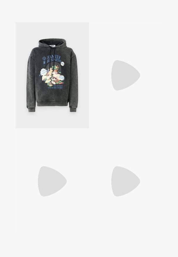 Kulkuldsgrå hættebluse med grafik af kaniner, gulerødder og teksten "Familievirksomhed," "Gulerodsbutiksrøvere," og "Marathon Sprint" på forsiden.; Mørk denimskjorte med knaplukning foran, spids krave, enkelt brystlomme og kontrasterende syninger.; Marinen cargo bukser med lige ben, som har flere store lommer, en flad talje og et glat, tekstureret stof.; Hvide lædersneakers med en struktureret overflade, gummisål, rund tå og minimalistisk design. Har et subtilt logo på siden.