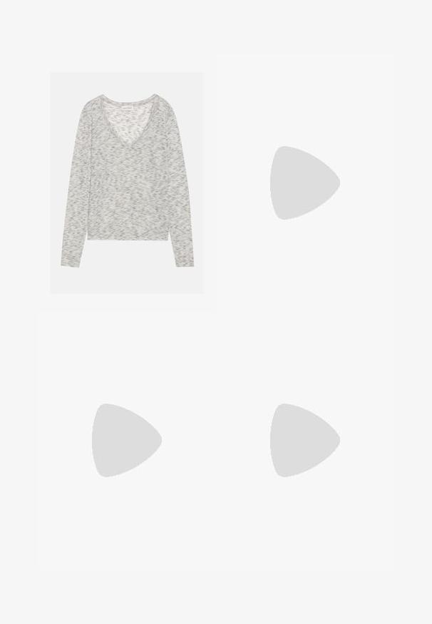 Grijze lange mouw top met een V-hals ontwerp, met een subtiele gestructureerde textuur en zachte tricot materiaal. Label zegt "ANNA FIELD."; Korte mouwen, ronde hals t-shirt in donkerbruin. Gemaakt van ribbelmateriaal met een aangesloten pasvorm en een gladde textuur. Minimalistisch ontwerp, zonder zichtbare branding.; Camo-patroon broek in bruin- en grijstinten; losse pasvorm met een elastische tailleband en zakken; geschikt voor buitenshuis.; Zwarte en grijze sportieve schoen met een rode dempende zool, zwarte veters en een swoosh-logo, rustend op een metalen rasteroppervlak.