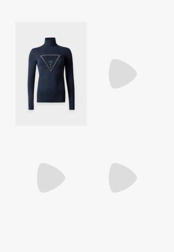 Marineblå langærmet turtleneck sweater med ribbede manchetter og kant, med et perlebesat trekantet GUESS-logo med et spørgsmålstegn.; Lyseblå, flagrende jeans lavet af denim, med høj talje, forlommer og en søm med let blegning for tekstur.; Hvide lædersneakers med en tyk hvid sål, sort ruskindhælvægt og prægede logoer på siden. Snørebåndsdesign med seks øjer.; Hvid lædertaske med en buet form, der har et sølvtrapezlogo og lynlåslukning. Glat tekstur og dobbelthåndtag.