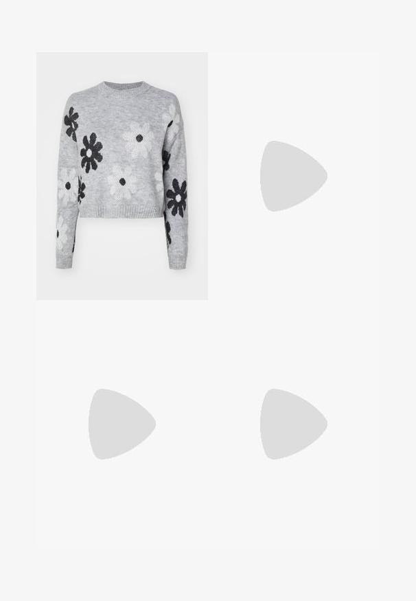 Svetlošedý skrátený úpletový sveter s čierno-bielymi vzormi kvetov, okrúhly výstrih a rebrované manžety. Mäkka textúra, ležérny dizajn.; Tmavozelená bavlnená mini sukňa s priliehavým pásom, pásikom a prednými prehybmi. Obsahuje detaily šitia a klasický strih.; Čierne kožené členkové topánky s hrubou podrážkou, šnurovaním vpredu a bočným zipsom; majú hladký povrch a zvýšenú špičku.; Strieborné kruhové náušnice s jasnými, obdĺžnikovými a trojuholníkovými kryštálmi usporiadanými v vzorovom dizajne. Západky pre zabezpečenie upevnenia.