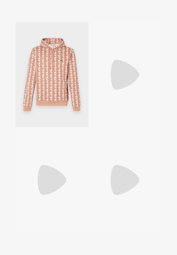 Hooded sweatshirt in licht perzik met een geometrisch rood patroon. Voorzien van een ritssluiting aan de voorkant en geribde manchetten. Klein logo op de borst.; Donkerbruine joggingbroek van zachte stof. Voorzien van een elastische tailleband en taps toelopende boorden. Minimalistisch ontwerp zonder patronen.; Lacoste sneakers in donkergrijs van mesh en synthetisch materiaal, met een gestructureerde zool en bruine accenten op de kraag en branding.; Fanny pack in donkerblauw tie-dye print met een ritssluiting bovenaan, textuur materiaal en een opvallend logo op de voorkant.
