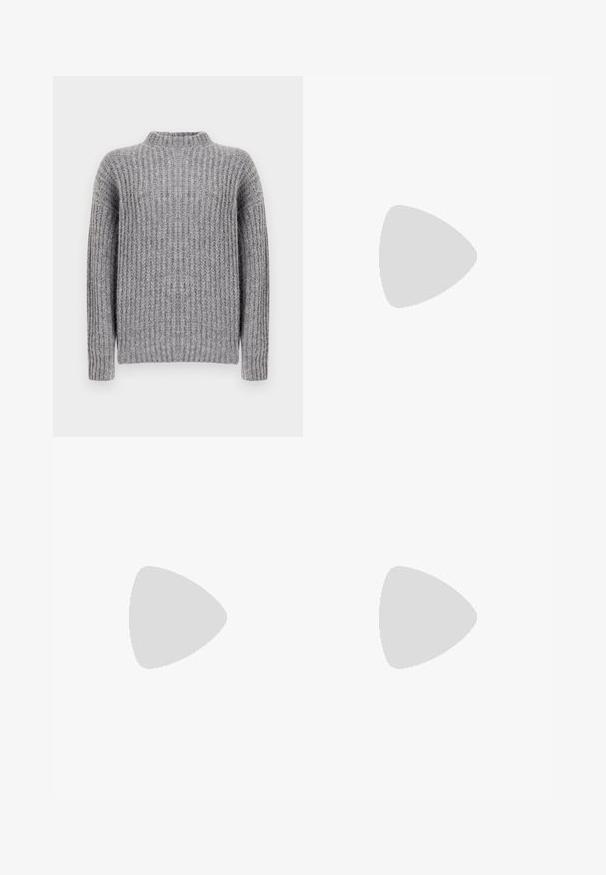 Pulover gri tricotat cu guler înalt, având o textură ribbed verticală și mâneci lungi, cu un finisaj moale și o formă a corpului ușor mai largă.; Emporio Armani GONNA - Fustă maxi - light grey melange; Sandală pentru femei cu toc înalt, din suede negru, cu bretele subțiri și un cataramă aurie, pe un fundal alb, văzută din lateral.; Geantă de mână din piele neagră, cu o formă rectangulară structurată. Are un capac oval auriu și o curea subțire pentru umăr. Textură netedă.