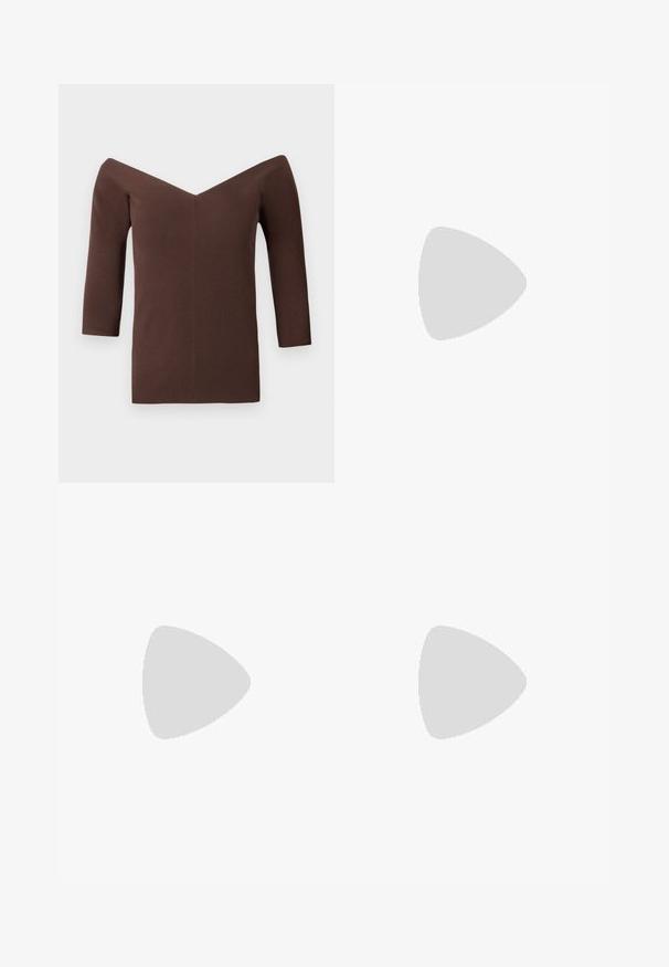 Bruine geribbelde off-shoulder top met een V-hals, voorzien van driekwartmouwen en een getailleerde pasvorm. Zachte textuur overal.; Wijd uitlopende broek in donkerbruin ribfluweel, met een hoge tailleband en een vloeiende silhouet, die textuur en volume benadrukt.; Bruine suède instapper met een ronde neus, voorzien van een ribbelige platformzool en een decoratieve band over de bovenkant.; Bruine leren handtas met een klep sluiting, gouden hardware, een schouderband en een gladde textuur. Compact rechthoekige vorm.