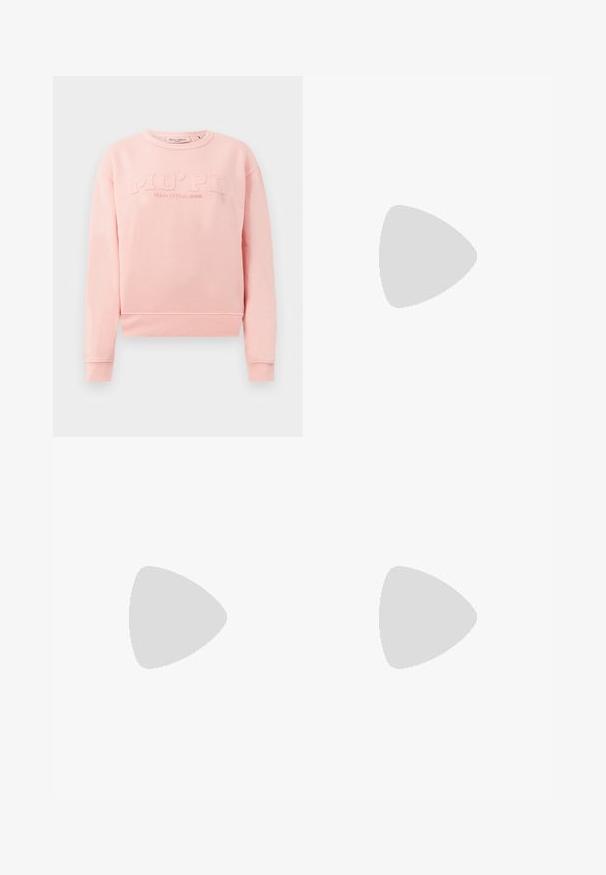 Roze sweatshirt van zacht materiaal, met ribbels aan de mouwen en onderkant. Aan de voorkant staat de reliëftekst "MO'PD Marc O'Polo DENIM".; Witte t-shirt met korte mouwen, gemaakt van ribgewoven katoen. Aansluitend ontwerp met een ronde hals en een soepele textuur. Geen patronen of versieringen.; Zwarte rok met witte bloemembroidery en lusvormige ontwerpen. Soepele textuur en slim-fit vorm, met zichtbare stiksels.; Zwarte suède kniehoge laarzen met een spitse neus en blokhak. Beschikt over een gladde textuur en een eenvoudig ontwerp, met een zijriem accent.