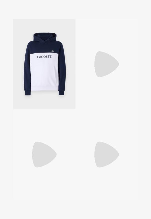 Hanorac bleumarin și alb cu buzunar tip kangaroo, glugă cu șnur și un mare logo "LACOSTE" pe față. Prezintă un mic emblemă cu crocodil verde.; Tricou din bumbac de culoare albastru deschis, cu mâneci scurte, guler rotund cu un model în dungi și un design texturat al logo-ului pe față.; Șorturi bleumarin cu talie elastică, dotate cu panouri laterale de un albastru mai deschis și un mic logo verde în partea inferioară a piciorului. Material din amestec de bumbac.; Adidași Lacoste de culoare gri închis, din material mesh și sintetic, cu o talpă texturată și accente maronii pe guler și branding.