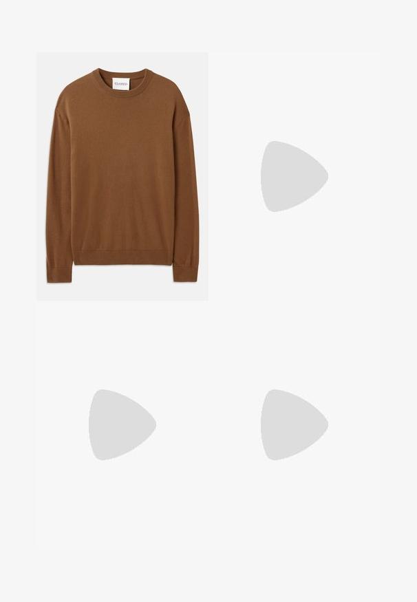 CLOSED CREW NECK LONG SLEEVE - Svetr - light mocha brown; Modré džíny s vysokým pasem, rovnými nohavicemi, předními kapsami, poutky na opasek, zapínáním na knoflík a jemnými detaily oděru.; Bílé tenisky se semišovými prvky, kulatou špičkou, plochými tkaničkami a krémovou gumovou podrážkou. Na patě mají zelené logo.; Hnědá kožená kabelka s zakřiveným siluetou. Má jedno ramenní ucho a minimalistické embosování na přední straně. Hladký povrch.