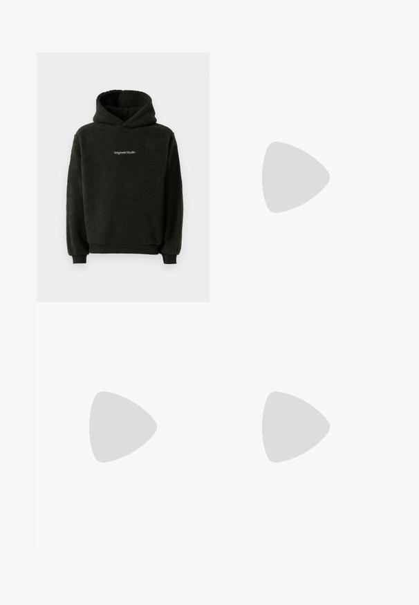 Svart fleece-hoodie med texturerad yta, med en framficka i känguru-stil och en logotyp på bröstet. Huvdesign med elastiska mudd.; Vidbenade svarta denimbyxor med hög midja, femficksdesign och subtila sömmar. Tyget har en slät, något strukturerad yta.; Svart idrottssko med en strukturerad ovandel med mocka- och meshinslag, en vadderad krage och en gummisul med ett mönster för ett bra grepp.; Svart läder axelväska med dragkedjestängning, som har en texturerad yta, vit sömnad och ett bälte med silveröglor.