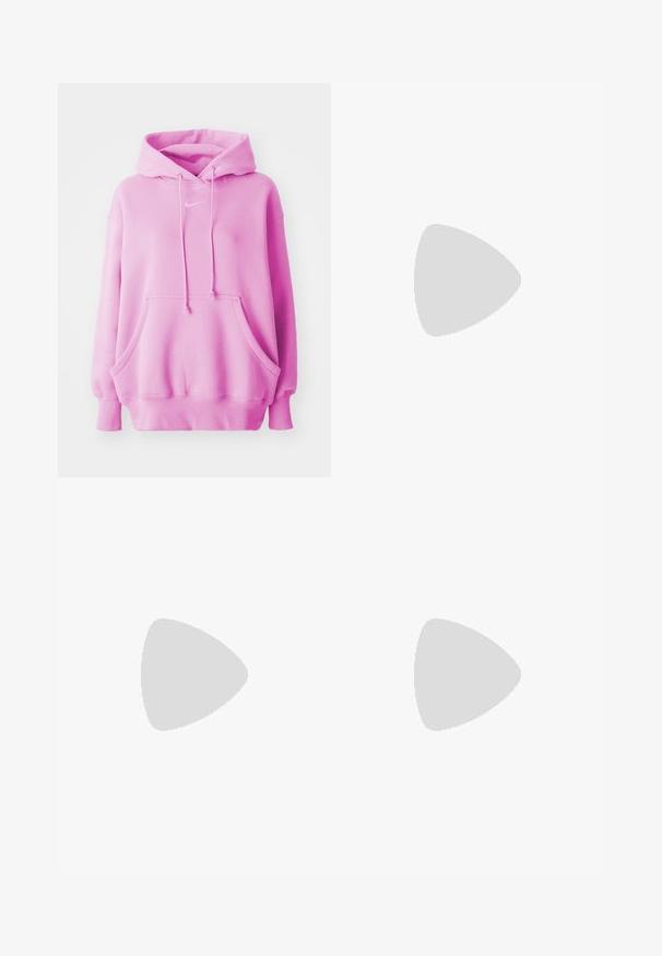 Roza kapuca s trakico, sprednji žep in rebrasti manšeti. Ima majhen bel Nike logo na prsih. Mehek bombažni material.; Tri majice brez rokavov v beli, bordo in črni barvi. Vsaka ima krojen izrez in tanke naramnice, izdelane iz mehkega, raztegljivega blaga.; Roza široke trenirke iz mehkega bombaža, z vrvico za prilagajanje v pasu in majhnim belim logotipom spredaj.; Bele in srebrne Nike teniske z mrežasto tkanino, refleksnimi poudarki in bež podplatom. Nosi se z črnimi nogavicami, stoji na modri površini.