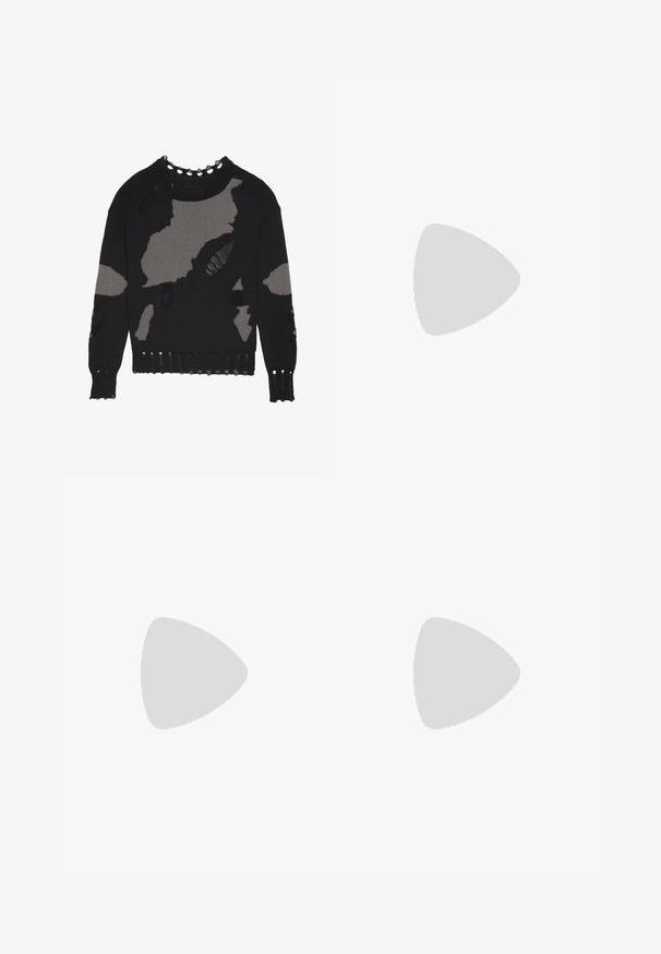 YOURTURN UNISEX - Pulover - black/beige; Yogasearcher NALA - Pajkice - black; Črne in sive tekaške čevlje z mrežasto zgornjim delom, odsevnimi poudarki in teksturiranim podplatom, v kombinaciji z ohlapnimi modrimi jeans hlačami.; MICHAEL Michael Kors DAKOTA  - Torba čez telo - black