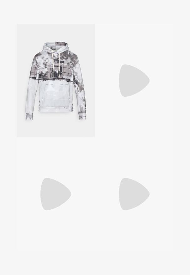 Huppari pehmeästä kankaasta, jossa on akvarellikuvio harmaan ja valkoisen sävyissä. Mukana etutasku ja naru.; Laivaston pyöräilypaita lyhyillä hihoilla, täysivetoketjulla ja valkoisella raidalla vasemmassa hihassa. Valmistettu sileästä, joustavasta kankaasta.; Vaaleansiniset farkkushortsit, joissa on joustava vyötärö ja nyöri. Niissä on sivutaskut ja pieni musta Nike-logo helman kohdalla.; Harmaa ja musta Nike-juoksukenkä, jossa on näkyvää jousimaista vaimennusta pohjan alla ja valkoinen swoosh-logo sivulla.