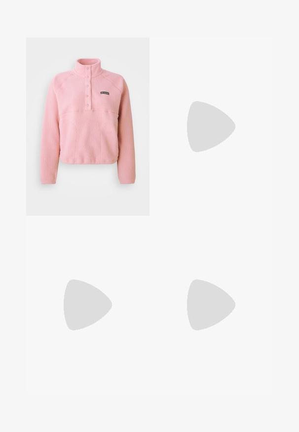 Pull en polaire Columbia rose avec manches longues, patte de boutonnage à pression sur le torse et col montant, fabriqué en tissu texturé doux.; T-shirt en coton blanc à manches courtes, avec un logo "ellesse" rose sur la poitrine. Design classique à col ras du cou.; Jean en denim bleu avec une coupe décontractée, taille haute, design à cinq poches et accents de couture. Dispose d'une fermeture par bouton et fermeture éclair.; Chaussures de sport avec une tige dégradée rose, des accents noirs et une semelle épaisse comportant des bulles de rembourrage vertes visibles. Portées avec un pantalon en denim bleu.