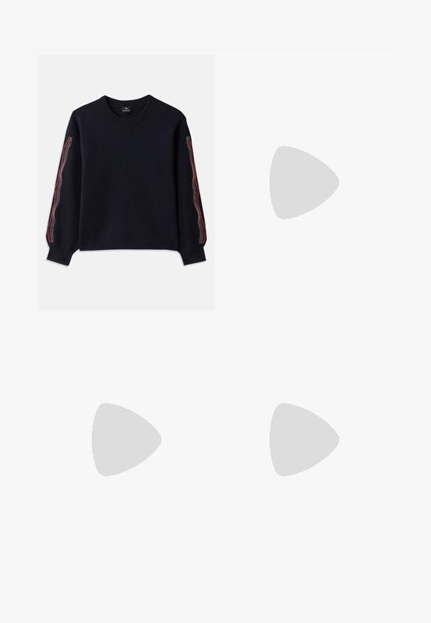 Suéter azul marino con cuello redondo, mangas largas y acentos de diseño en rojo, amarillo y blanco a lo largo de los laterales. Fabricado en tejido suave.; Jeans de mezclilla negra con corte recto, que cuentan con un cierre de botón, cinco bolsillos, una textura sutil y dobladillos sin estirar.; Chanclas negras de cuero lisas, con correas entrecruzadas y detalles troquelados, y una suela plana y flexible.; Bolso de mano de cuero negro con un diseño elegante, presenta un logo plateado con alas y una correa de cadena. Acabado texturizado con cierre de cremallera.