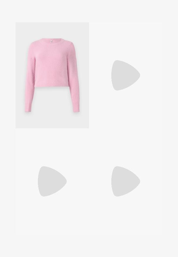 Rosa kort genser med lange ermer, laget av mykt, luftig materiale. Har rund halslinning og ribbestrikkede mansjetter. Strukturer overflate.; Beige vide bukser laget av glatt stoff. Har folder, glidelås foran og beltehemper. Rett snitt fra liv til søm.; Sorte lakkpumps med spiss tå, blokkhel, og ankelstropp, kombinert med grå ribbestrikkede beinvarmere og et brunt semsket skinn skjørt.; Svart faux skinn-håndveske med krokodilletekstur, strammet topp og en rynket stropp. Ser myk og kompakt ut i designen.