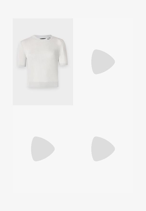 Maglione corto a maniche corte bianco in costina con scollatura rotonda, caratterizzato da un dettaglio con logo vicino al colletto e una texture liscia e leggermente lucida.; Pantaloni shorts in lino beige con una vestibilità rilassata, dotati di chiusura con bottone, design plissettato e taglio lungo fino al ginocchio. Tessuto morbido e stile semplice.; Sandalo con tacco in pelle marrone, punta affusolata, design con ritagli e dettagli cuciti. Presenta un tacco sottile e una cintura regolabile.; Borsa a mano in pelle marrone con texture a granuli, manici superiori e un logo prominente su una cintura simile a una tracolla. Presenta accenti angolari e una forma strutturata.