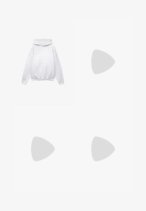 Grauer Kapuzenpullover aus weichem Baumwollmix. Verfügt über eine frontale Tasche, gerippte Bündchen und Saum. Lockerer Schnitt, ohne Muster oder Akzente.; Weißes Baumwoll-T-Shirt mit rundem Halsausschnitt und kurzen Ärmeln, sowie einem kleinen schwarzen Baum-Logo auf der linken Brust. Weicher Stoff, lockere Passform.; Hellgraue Jogginghose mit elastischem Bund, verstellbarem Kordelzug, zwei Seitentaschen und weit auslaufenden Beinen. Weiche Textur, gefältetes Design.; Schwarze lackierte Lederloafers mit geflochtenem Design, Quastenakzent und einer klobigen, strukturierten Gummisohle. Die Seitenansicht zeigt die schlanke Silhouette.