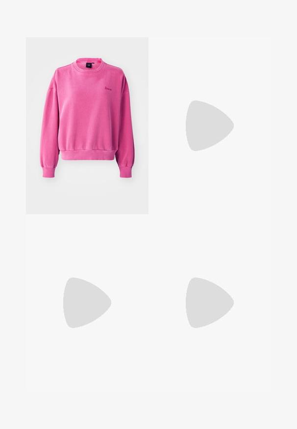 Sudadera rosa con cuello redondo, mangas largas y puños de canalé. Presenta una textura suave y un pequeño logotipo bordado en la parte delantera.; Pantalones de chándal negros con cintura elástica, cordón, rayas laterales blancas, corte holgado, con un pequeño logo en el lado izquierdo.; Zapatilla deportiva negra con parte superior texturizada, tres rayas plateadas y una suela de amortiguación distintiva que presenta múltiples secciones integradas.; Bolso cruzado negro hecho de material sintético texturizado. Presenta un diseño de logo en relieve y correa ajustable. Cierre con cremallera.