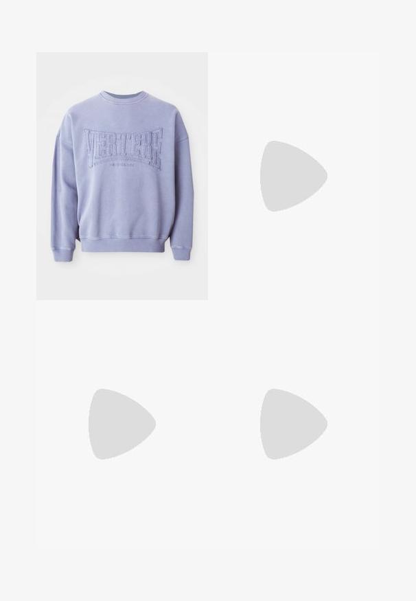 Felpa viola realizzata in tessuto morbido con testo ricamato "VERTERE" e "BERLIN". Polsini e scollatura a costine con vestibilità rilassata.; Pantaloni larghi in denim nero con vita alta, dotati di cinque tasche e chiusura con bottone. Il tessuto ha una consistenza liscia e una leggera elasticità.; Sneakers bianchi in pelle con punta in suede grigia, tre strisce orizzontali bianche, accenti blu e suola in gomma marrone. Dettaglio testurizzato sulla suola.; Occhiali da sole ovali neri con lenti scure, montatura spessa e accenti in argento sui lati. Materiale in plastica liscia, design contemporaneo.