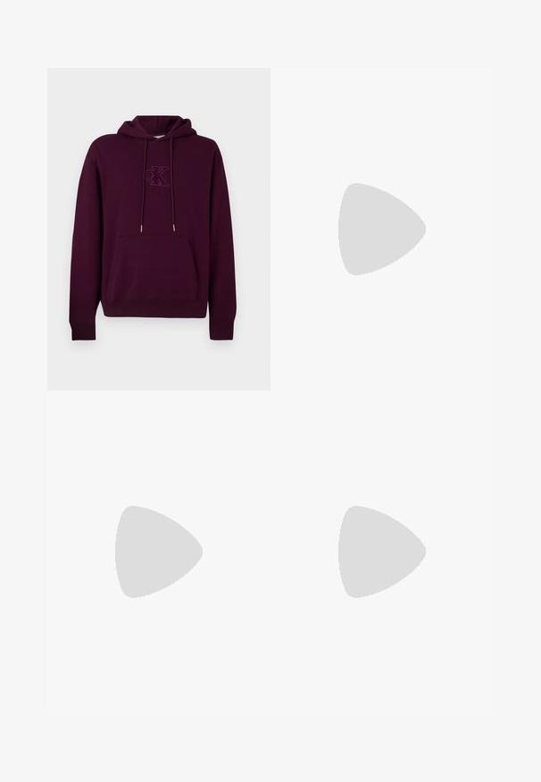 Hanorac burgund cu un buzunar frontal spațios, glugă cu șnur și logo brodat în aceeași nuanță pe piept. Material moale din amestec de bumbac.; Jeans din denim bleu deschis cu un design drept, cinci buzunare, închidere cu buton, decolorare minimă și detalii de cusătură în contrast.; Adidași albi cu o suprafață din piele netedă și un profil jos. Au un vârf rotunjit, șase orificii pentru șireturi și o talpă din cauciuc texturată.; Geantă din nylon gri, tip crossbody, cu două buzunare frontale cu fermoar, curea ajustabilă și accent logo. Textură netedă, cu un design modern.