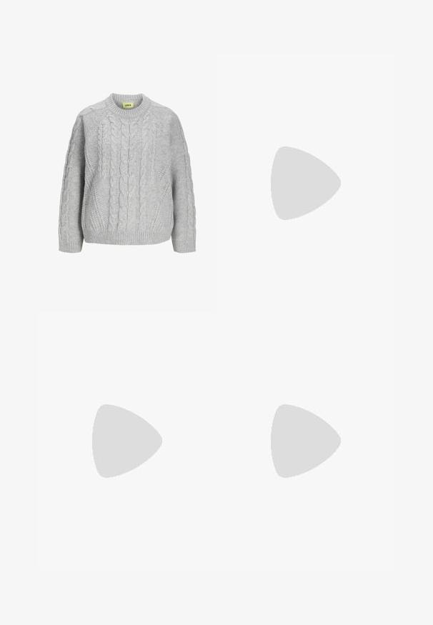 Világosszürke, kötött pulóver kerek nyakkal, hosszú ujjal, bordás mandzsettával és aljjal. Texturált minta kiemelkedő öltésekkel.; Fekete, sima textúrájú farmer flare nadrág, két hátsó zsebbel és gombos derékkal.; Fekete lakk magas sarkú szandál négyzet alakú orral, bokapántokkal és ezüst csatokat tartalmaz. Masszív blokk sarka a stabilitásért felel.; Fekete bőrtáska sima felszínnel, téglalap alakú, két hosszú füllel. Nincs látható fémkiegészítő vagy díszítés.