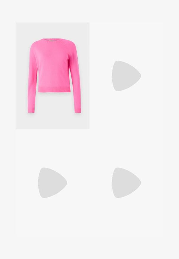 Pulover roz cu guler rotund, fabricat dintr-un material moale, cu mâneci lungi. Prezintă mansete și un tiv ribatate, evidențiind o textură netedă.; Pantaloni negri tailor-ed cu un design drept, având o textură fină și cute clare pe față. Fără elemente de prindere vizibile.; Sandale cu toc din piele neagră, cu bareta de gleznă ajustabilă, design cu vârf deschis și toc pătrat. Textură netedă, stil minimal. ; Geantă de umăr din piele neagră, cu un design structurat, având o formă tăiată, mânere superioare și accente din aur. Include o curea de umăr ajustabilă.
