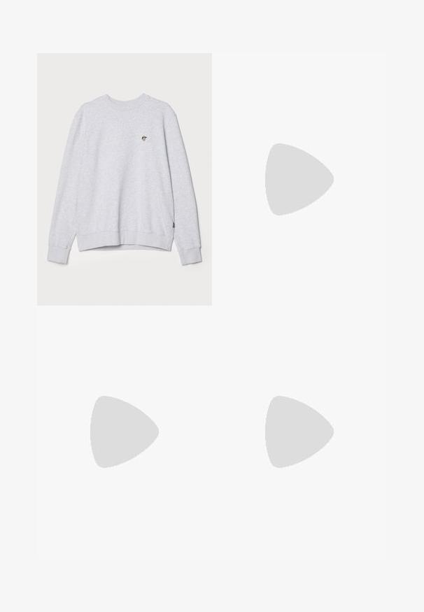 Pompeii RELAXED CREW NECK - Športni pulover - grey; Bela bombažna cargo hlače z udobnim krojem. Značilnosti vključujejo sprednje žepe, zlato poudarjeno kovinsko opremo in ojačane kolenske dele.; Beli usnjeni copati z perforiranimi detajli, tremi kovinskimi črtami in teksturiranim stranskim delom. Obuti z belimi nogavicami z modrimi črtami.; Sončniki s srebrnim kovinskim okvirjem, pravokotnimi modrimi lečami in tankimi ročaji. Imajo modre poudarke na konicah tempelj.