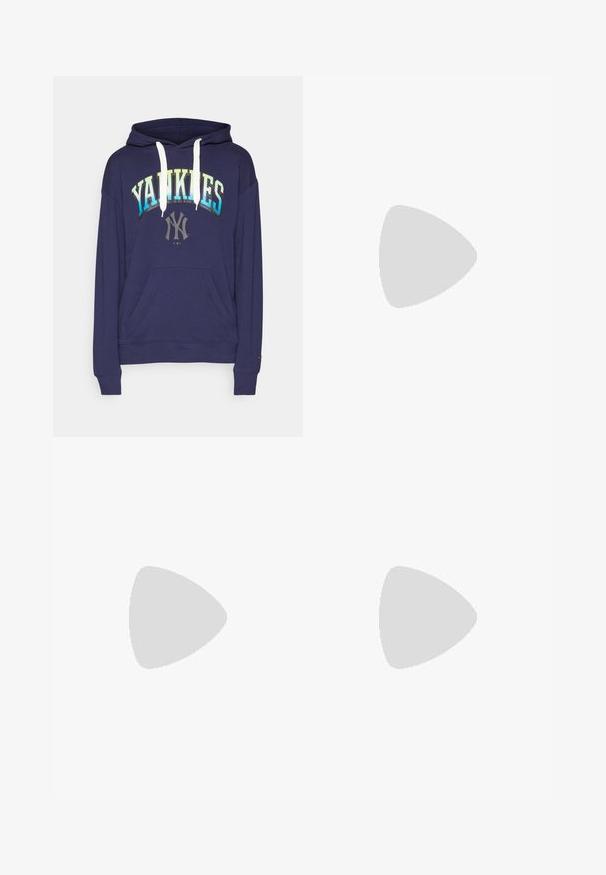 Temno modra kapuca z belimi vrvicami, ki prikazuje napis "YANKEES" v gradientnem tisku in logotip na sredini, mehka tkanina, sprednji žep.; Bela brezrokavna atletska majica iz lahkega materiala. Ima okroglo ovratnico in majhen črn Nike logo na zgornji levi strani.; Črne Nike trenirke z elastiko v pasu, zoženimi hlačnicami in diskretnim logotipom. Narejene iz gladkega materiala z enostavnim dizajnom.; Bele teniske z belo mrežasto zgornjo plastjo in teksturiranimi detajli, z znakom črne puščice na strani in oblazinjeno belo podplatom.