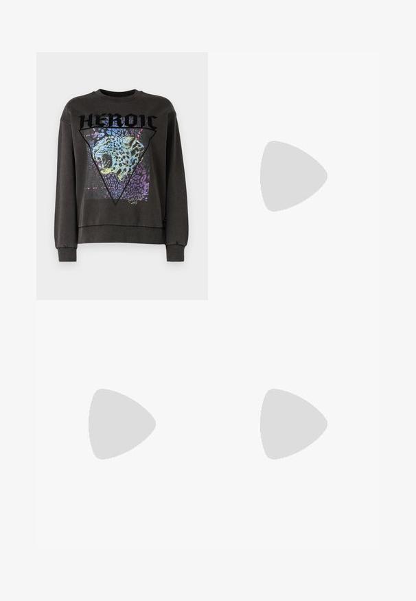 Felpa grigia scura con scollatura a girocollo, caratterizzata da una grafica di leopardo all'interno di un design triangolare, evidenziato da accenti viola e blu.; Jeans skinny blu scuro in denim, caratterizzati da un classico design a cinque tasche, chiusura con bottone e leggere sfumature sulle cosce.; Sneaker grigio chiaro realizzato in suede e rete, con tre strisce bianche, punta arrotondata e suola in gomma color caramello. Accento del logo dorato vicino ai lacci.; Borsa a mano in pelle nera con patta e dettaglio in metallo dorato. Include una tracolla nera e un design elegante e minimalista.; Orecchini a cerchio in argento con un design torciglionato, caratterizzati da una finitura lucida e chiusura a perno. Misurano circa 3 cm di diametro.