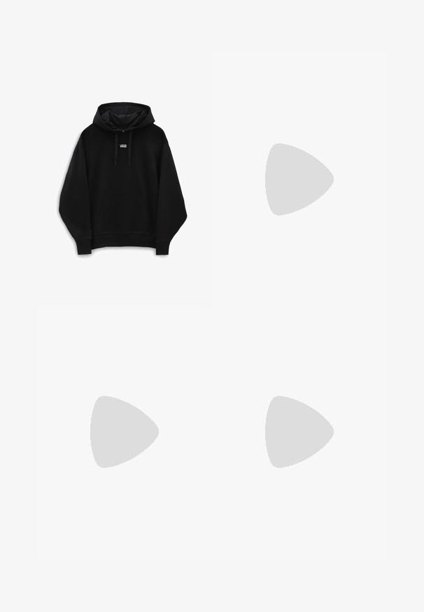 Svart luvtröja i mjukt tyg. Har en framficka, ribbade muddar och en liten vit "VANS"-logotyp på bröstet.; Svarta vida byxor gjorda av ett lätt tyg, med veck fram, knappstängning och en ren finish vid fållen.; Vita kanvas sneakers med låg toppdesign, gummitåspets och texturerad plattformssula. Har sex hål och ton-i-ton sömmar.; Svarta rektangulära solglasögon med mörka linser och tjocka matta bågar. Bågarna är något avsmalnande med en slät yta.