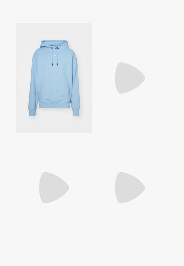 BOSS Felpa - open blue; Maglietta nera in cotone con collo a giro classico, maniche corte e due piccoli loghi bianchi "SAMSØE" sul lato sinistro del petto.; Jeans in denim nero con un design a gamba dritta, vita alta e stile classico a cinque tasche. Presentano una finitura pulita e cuciture resistenti.; Sneakers bianchi con texture perforata sulla punta, tomaia in pelle liscia, suola beige e un logo discreto sul tallone.