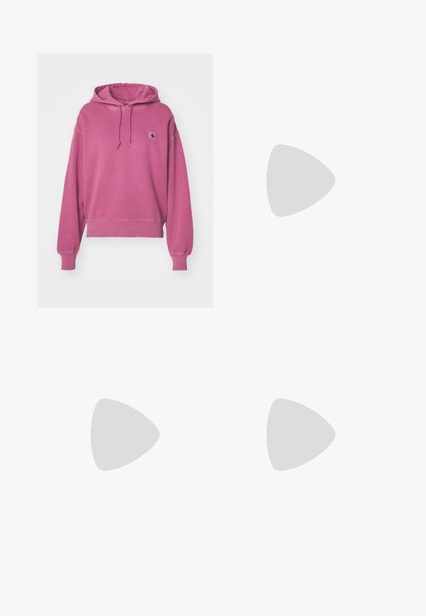 Carhartt WIP HOODED NELSON - Felpa - magenta; Camicia a righe in crema e marrone chiaro, con chiusura a bottoni sul davanti, colletto e maniche lunghe con orlo leggermente curvo.; Salopette in denim con gambe larghe, spalline regolabili, tasca frontale e colore blu sbiadito. Realizzata in resistente cotone.; Sneakers in suede rosa con strisce verdi, dettagli bianchi e suola in gomma marrone. Presentano un tessuto testurizzato e un logo sulla parte laterale.