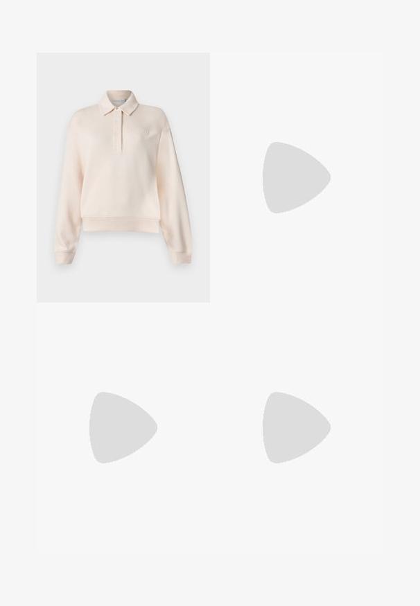 Felpa polo rosa pallido con colletto, aperture con tre bottoni e logo del marchio impresso sul petto. Tessuto morbido, vestibilità rilassata.; Pantaloni a gamba larga in cotone beige chiaro. Caratterizzati da vita alta, tasche anteriori e un taglio dritto. Orlo pulito senza motivi.; Sneaker bianco e beige con tomaia liscia e accenti in suede, suola textured e cuciture tono su tono. Chiusura a lacci con dettaglio del logo.; Orecchini in metallo argento caratterizzati da forme arrotondate, con una finitura lucida e delicate incisioni del marchio "BOSS" nelle sezioni inferiori.