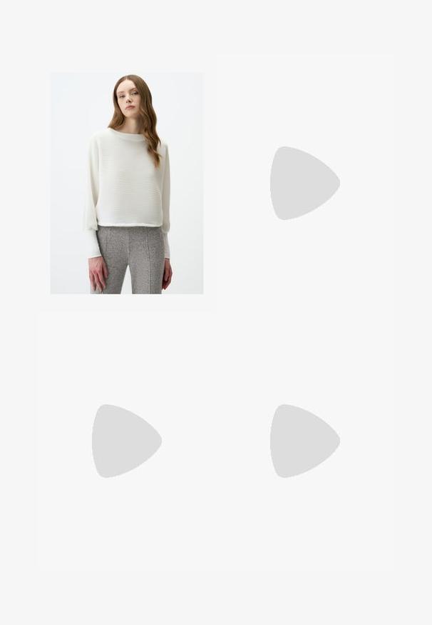 Jimmy Key ROUND NECK BATWING SLEEVE  - Pullover - ecru; Jeans large en denim vert foncé en mélange de coton, avec une fermeture à bouton à l'avant, cinq poches et des coutures classiques en denim.; Sandales à talons en daim noir avec une fine lanière à la cheville, design à bout ouvert et un talon carré modeste. Texture lisse et accents minimalistes.; Sac tote en cuir marron avec deux poignées allongées, forme rectangulaire structurée, texture lisse et détails de couture subtils.