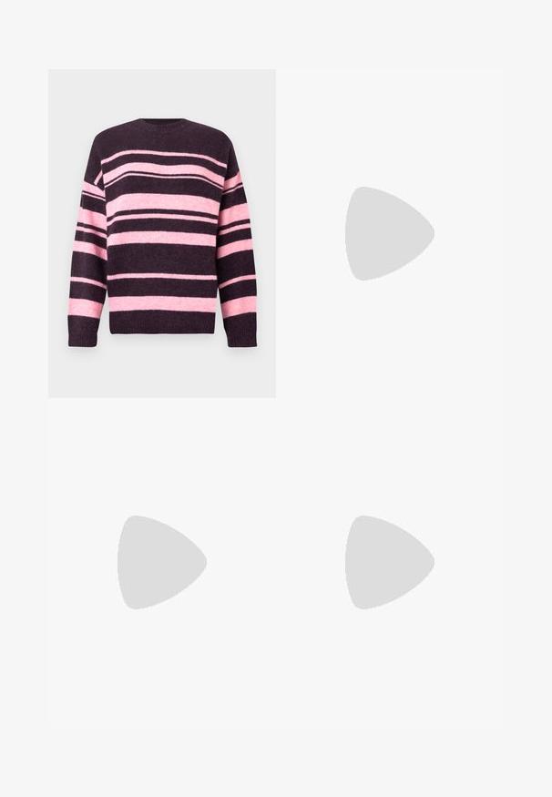 Gestreifter Pullover in Dunkellila und zartem Rosa, mit breiten horizontalen Streifen, rundem Ausschnitt und gerippten Bündchen. Hergestellt aus strukturiertem Strickmaterial.; Weiße, weit geschnittene Jeans aus Baumwolle mit hoher Taille, Fünf-Taschen-Design und Messingbeschlägen. Glatte, unbeschädigte Oberfläche.; Schwarze Kniehohe Lederstiefel haben eine abgerundete Spitze, einen gestapelten Absatz und mehrere dekorative Riemen mit silbernen Schnallen und Akzenten.; Schwarze Leder-Handtasche mit einer Halbmondform, glatter Oberfläche und verstellbarem Tragegurt, mit subtilen Hardware-Details. Sichtbarer Reißverschluss.