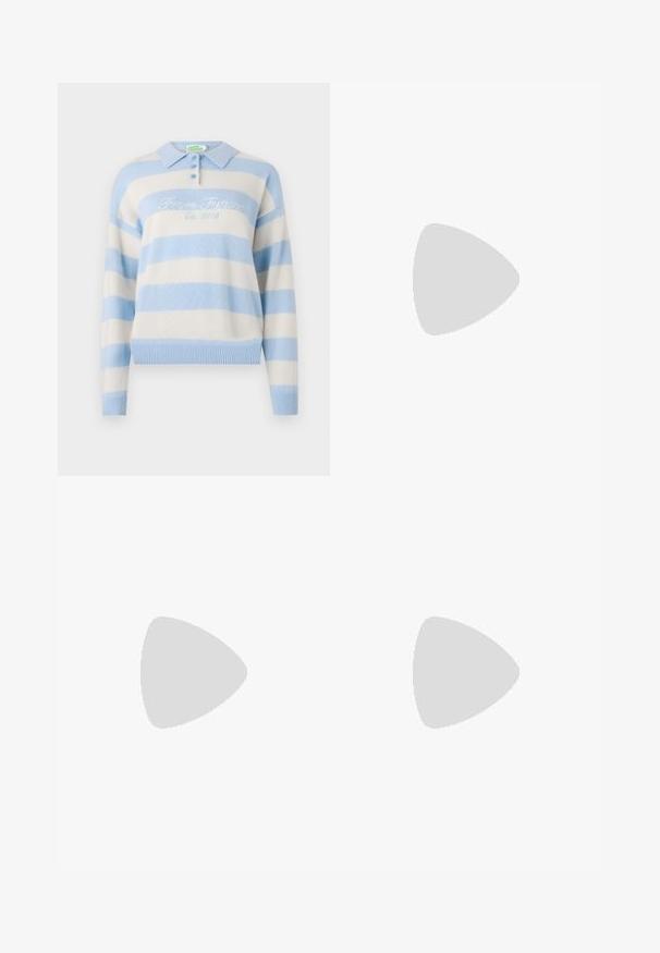 Pasiasty sweter w jasnoniebieskim i beżowym kolorze, z kołnierzykiem, trzema guzikami oraz haftowanym napisem. Miękka tekstura z prążkowanymi mankietami i dołem.; Jasnoniebieski crop top wykonany z miękkiego materiału, z cienkimi ramiączkami, okrągłym dekoltem i prążkowanym dołem. Metka z napisem "FROM FUTURE."; Jasnoniebieskie, casualowe szorty wykonane z miękkiego materiału z prążkowanym fasonem w pasie. Posiadają rozszerzający się kształt oraz gładką, jednolitą fakturę.; Wysokie czarne skórzane botki o eleganckim designie, ze spiczastym noskiem i złotym łańcuszkiem na kostce. Niski blokowy obcas. Gładka tekstura.