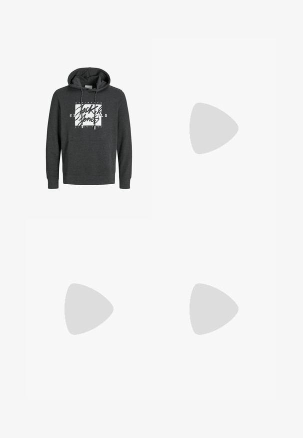 Temno siva kapuca iz mehkega materiala, z žepom spredaj, kapuco na zategovanje in velikim belim grafičnim logotipom na prsih.; Bela bombažna majica s kratkimi rokavi, okroglim izrezom, sproščenim krojem in brez vidnih logotipov ali vzorcev. Gladka tekstura in minimalen dizajn.; Visoko pasovi, široke kavbojke iz obledelog črnega denima. Imajo pet žepov, zanke za pas in čisto, ravno obliko nog. ; Sive in bele teniske s suknim in usnjem zgornjim delom, zaobljenim nosom, ravnimi vezalkami in gumijastim podplatom z dodatkom gumijaste barve.