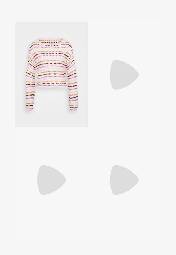 Gebreid cropped sweater met horizontale strepen in roze, oranje en bruin op een witte achtergrond. Boot-halslijn en lange mouwen.; Zwarte wijde jeans gemaakt van denim, met een hoge taille, vijf zakken en een metalen knoopsluiting. Gladde textuur met minimale detailing.; Beige platte sandaal met meerdere slanke bandjes en een verstelbare gesp. De zool is plat met een lichte donkere contrastering aan de rand.; Zwarte leren tote bag met een gladde textuur, gestructureerde vorm, twee handvatten en een opvallend zilveren sluitingdetail aan de voorkant.